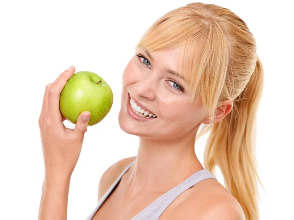 La fruta es la mejor merienda. Retrato de estudio de una joven atractiva sosteniendo una manzana aislada en blanco. — Foto de Stock