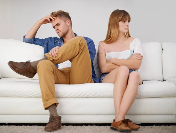 Conflicto y resentimiento en la relación. Una joven pareja en desacuerdo entre sí. — Foto de Stock