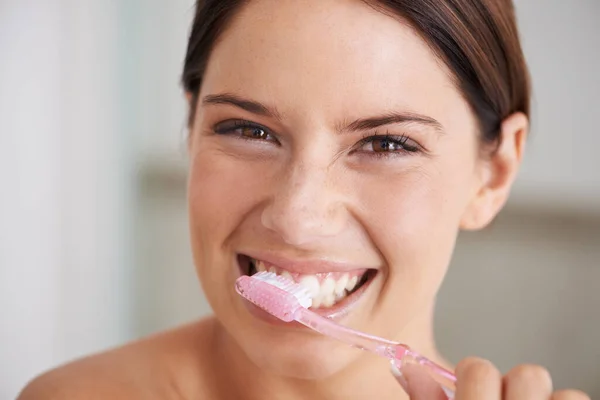 Она все о гигиене зубов. Прекрасная юная брюнетка чистит зубы по утрам. — стоковое фото