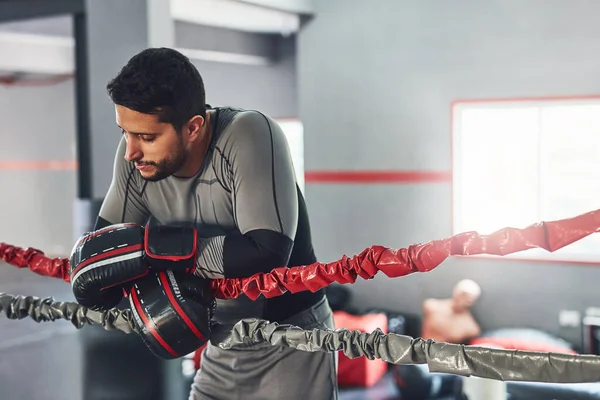 Ihm steht ein großer Kampf bevor. Schnappschuss eines professionellen Kämpfers beim Training im Fitnessstudio. — Stockfoto