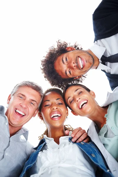 Vista hacia arriba de gente de negocios feliz de pie juntos sobre un fondo blanco. Vista hacia arriba de los colegas de negocios felices de pie juntos sobre un fondo blanco. —  Fotos de Stock