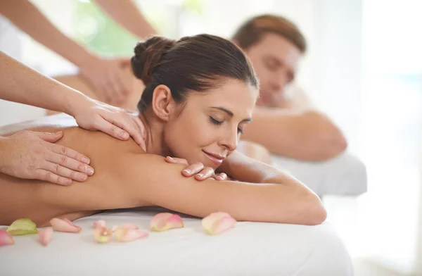 Genießen Sie einen Tag der Verwöhnung. Mann und Frau liegen bei Massagen im Wellnessbereich. — Stockfoto