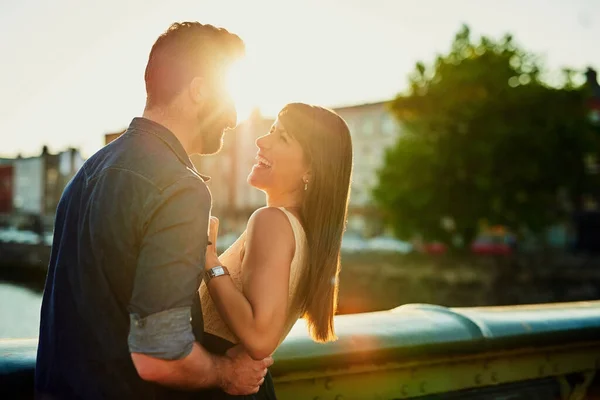 O amor deles brilha. Tiro cortado de um jovem casal carinhoso rindo enquanto em um encontro. — Fotografia de Stock