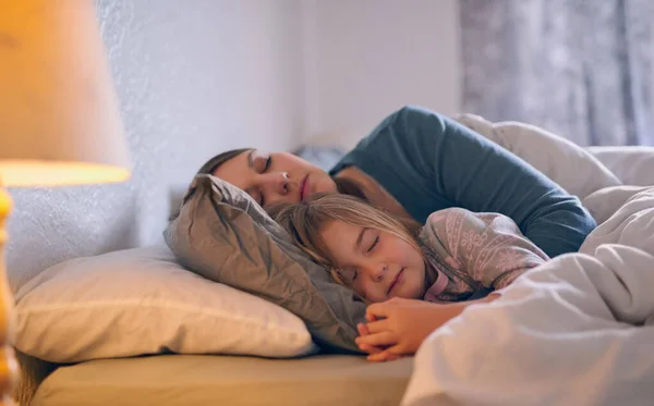 Pasan cada momento posible juntos. Foto de una madre y su hija durmiendo juntas en la cama. —  Fotos de Stock