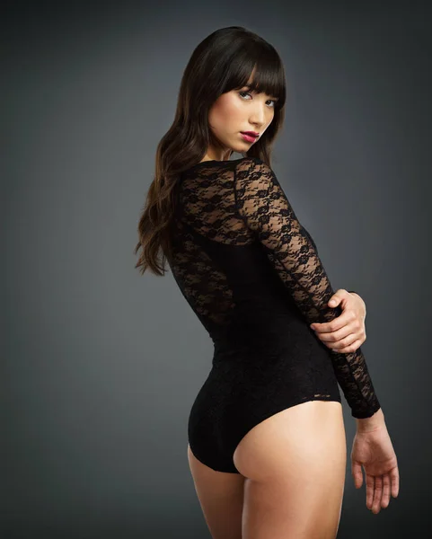 Perfekter Körper, perfekte Haltung. Studioaufnahme einer schönen jungen Frau, die vor dunklem Hintergrund posiert. — Stockfoto
