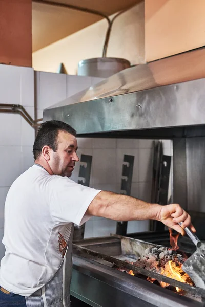 Das macht er gerne. Schuss auf einen Mann, der in einem Restaurant arbeitet. — Stockfoto