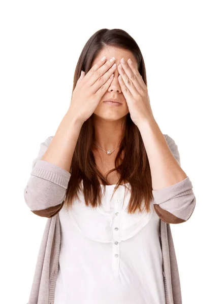 No veas el mal. Mujer joven vestida casualmente con sus manos cubriendo sus ojos. — Foto de Stock