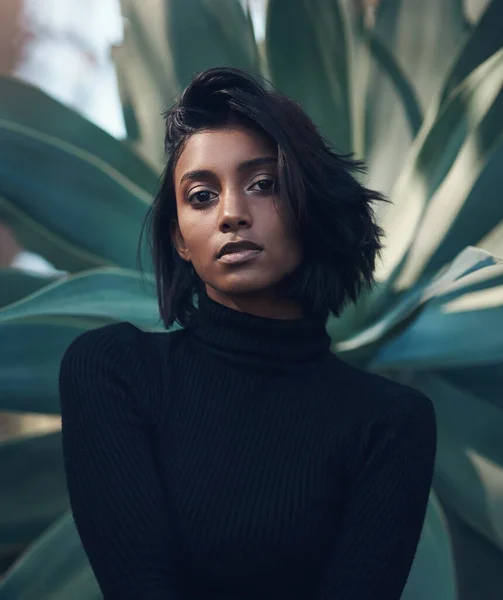 Você tudo isso e muito mais. Tiro de uma mulher jovem na moda posando contra um fundo de natureza. — Fotografia de Stock