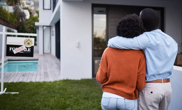 Dieses Traumhaus gehört endlich uns. Rückansicht eines jungen Paares, das vor seinem neuen Zuhause steht. — Stockfoto