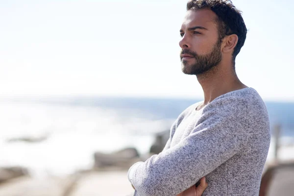 Un penique por tus pensamientos. Un disparo de un joven guapo afuera en un día soleado. —  Fotos de Stock