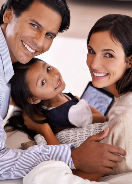 Tempo de família. Retrato recortado de uma família jovem afetuosa compartilhando um tablet digital. — Fotografia de Stock