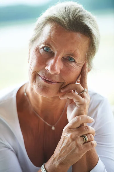 Confiante e conteúdo. Retrato de uma mulher idosa feliz sorrindo para você. — Fotografia de Stock