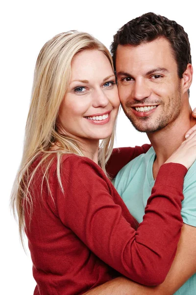 Die Liebe am Leben erhalten. Ein attraktives Paar lächelt vor weißem Hintergrund in die Kamera. — Stockfoto