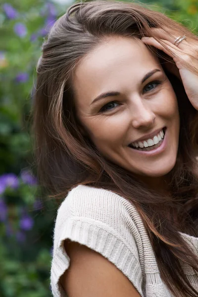 Naturalmente precioso. Retrato de una joven atractiva parada en el jardín. — Foto de Stock