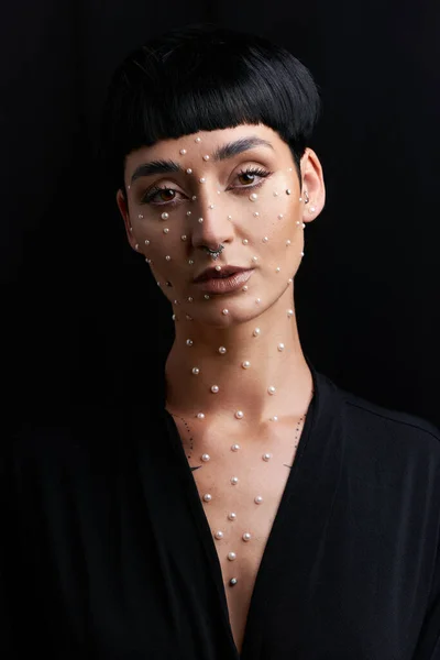 Nunca he visto la elegancia ir fuera de estilo. Retrato de estudio de una hermosa joven con perlas en la cara posando sobre un fondo negro. —  Fotos de Stock