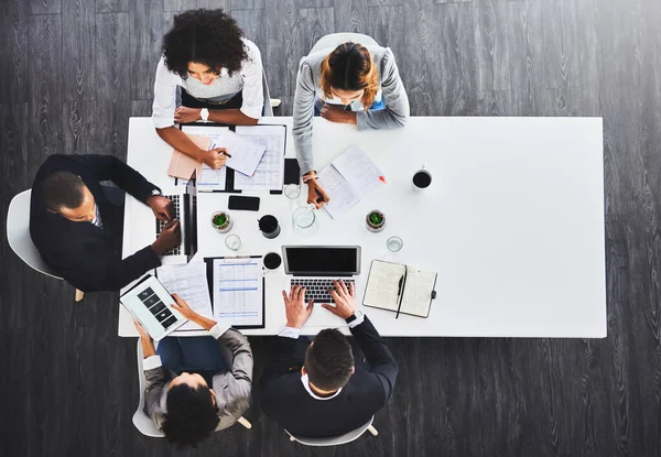 Ottenere una pista insieme. Foto ad alto angolo di un gruppo di uomini d'affari che si incontrano in un ufficio. — Foto Stock