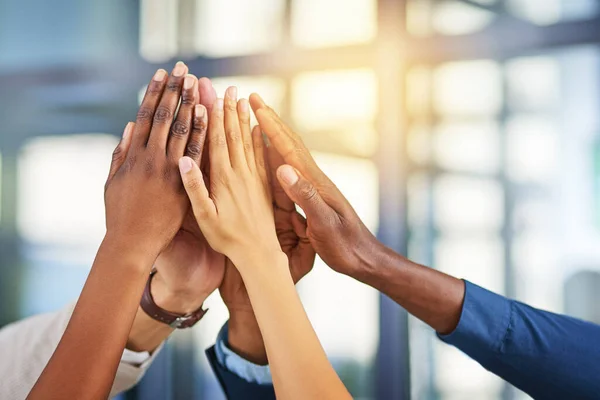 Trabajando juntos, ese es el secreto. Recorte de un grupo de empresarios uniendo sus manos en solidaridad. —  Fotos de Stock