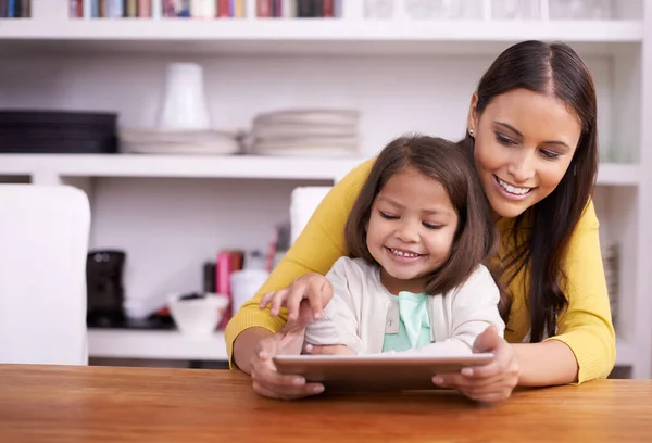 Das ist mein Favorit. Mutter und Tochter arbeiten gemeinsam an einem Tablet. — Stockfoto