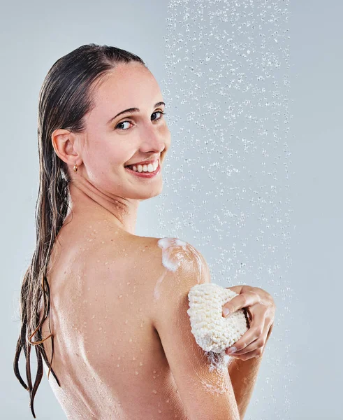Извините, пока я освежусь. Снимок молодой женщины, принимающей душ. — стоковое фото