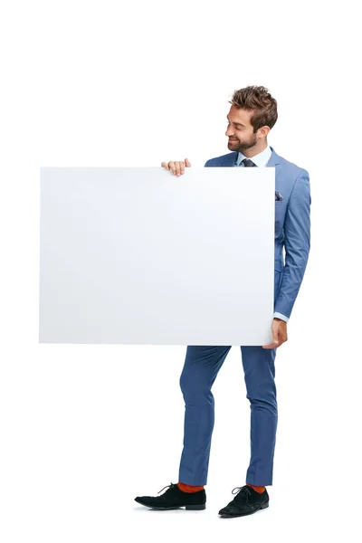 Stop met alles wat je doet en kijk hier eens naar. Studio shot van een knappe zakenman houdt een blanco bordje tegen een witte achtergrond. — Stockfoto