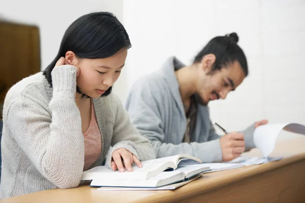 Este teste poderia mudar suas vidas para pior ou para melhor.... Imagem de dois estudantes sentados em uma sala de aula e estudando para exames. — Fotografia de Stock