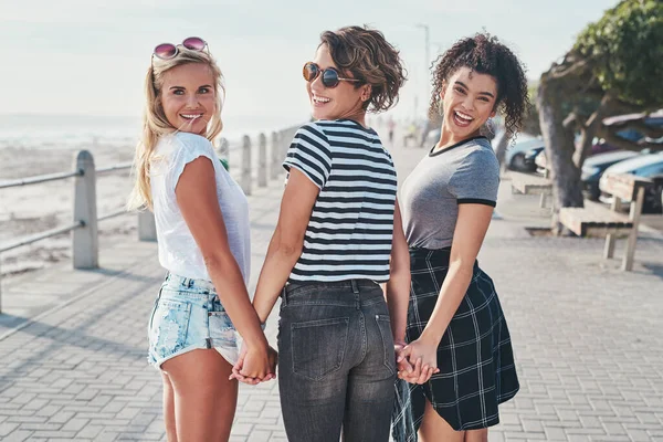 여자 친구들 과 데이트하는 것 보다 좋은건없어. 화창 한 날 친구 셋 이 서 하루를 보내고 있는 모습. — 스톡 사진