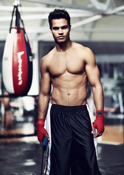 拳击是他的一生一个年轻英俊的拳击手站在体育馆里的画像. — 图库照片