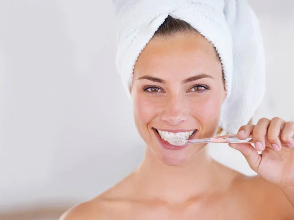 Dentes brilhantes e hálito de menta, ganhe. Close up de uma linda senhora escovando os dentes. — Fotografia de Stock