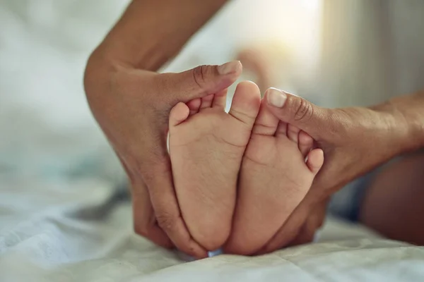 Il n'y a rien de plus doux que de petits pieds de bébé. Tourné d'une mère méconnaissable et ses pieds d'enfants à la maison. — Photo