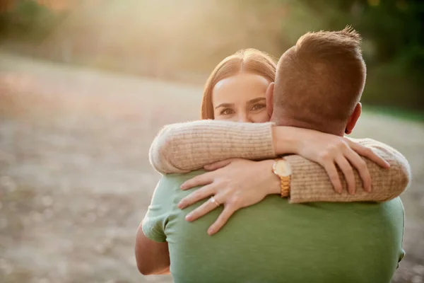 La casa non è un posto, è una persona. Girato di una giovane coppia affettuosa trascorrere una giornata all'aria aperta. — Foto Stock