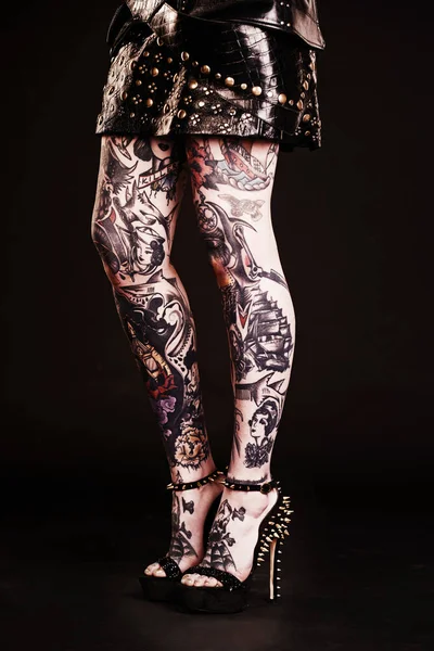 我从头到脚都有自己的风格.妇女纹身腿的演播室照片. — 图库照片
