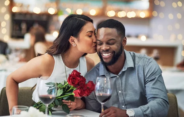 Tu mérites tous les smooches du monde. Plan recadré d'une jeune femme affectueuse embrassant son petit ami sur son visage dans un restaurant. — Photo