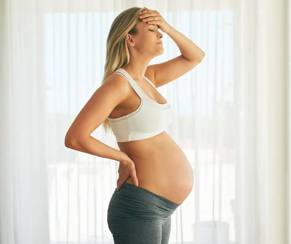 Chaque jour est spécial à sa manière. Prise de vue d'une femme enceinte regardant mal à l'aise. — Photo