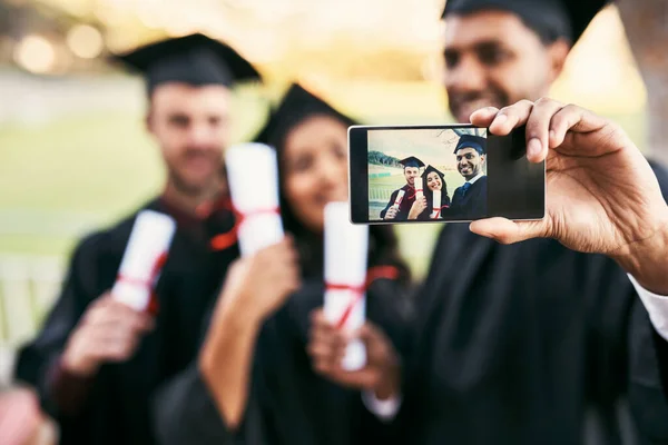 É o seu momento mais orgulhoso. Tiro de um grupo de estudantes que tomam uma selfie em conjunto no dia da graduação. — Fotografia de Stock