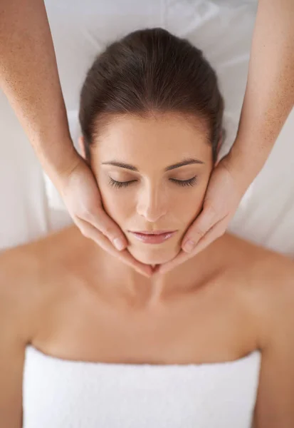 Kosmetická léčba. Snímek mladé ženy, která dostává masáž obličeje. — Stock fotografie