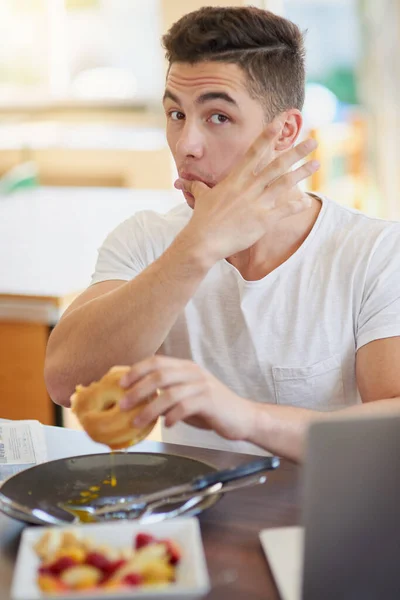 Parmaklarını iyi yalıyor. Bekar bir adamın evde kahvaltısını çekerken.. — Stok fotoğraf
