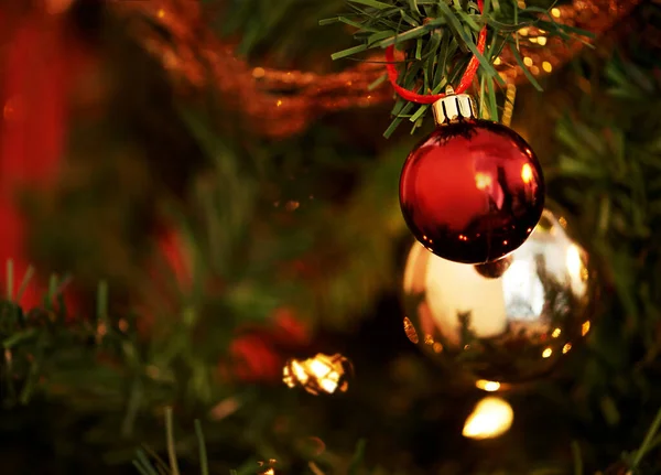 Een stralende kerst. Close-up shot van kerstversieringen op een boom. — Stockfoto