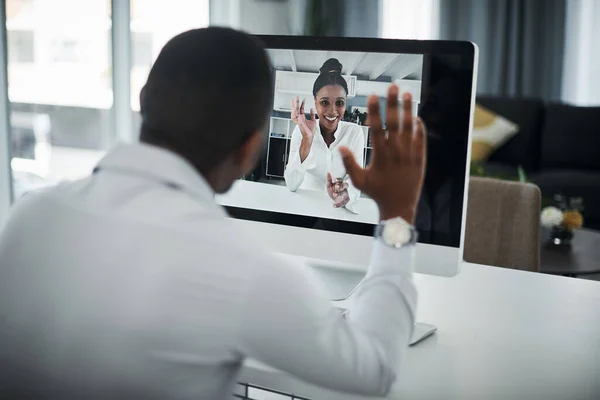 Vi pratas vid snart. Skjuten av en oigenkännlig affärsman sitter ensam på sitt kontor och har ett virtuellt möte med en medarbetare. — Stockfoto