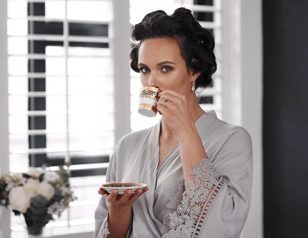 Lite te för att lugna nerverna. Beskuren bild av en kvinna som dricker te medan hon gör sig redo. — Stockfoto
