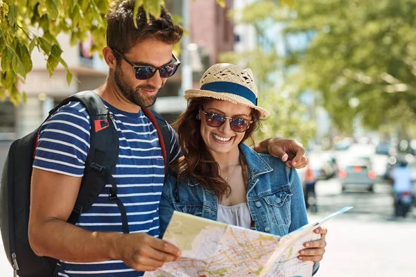 Dove andiamo dopo, amore mio. Girato di una coppia di turisti felici utilizzando una mappa per esplorare una città straniera insieme. — Foto Stock