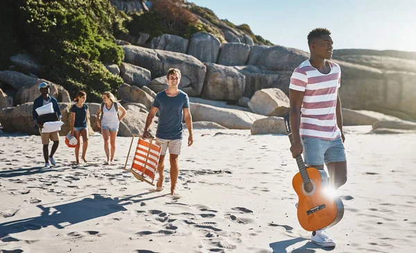 Waktunya bersenang-senang di bawah sinar matahari. Ditembak sekelompok teman-teman muda berjalan di pantai pada hari yang cerah. — Stok Foto
