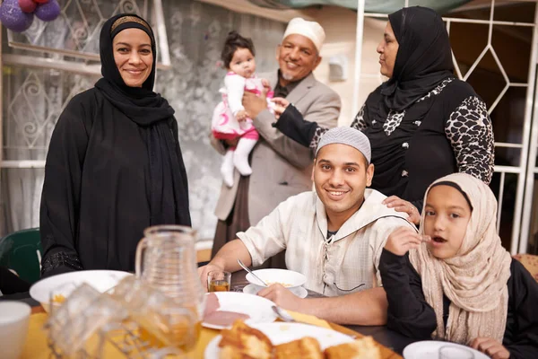 Das Ende des Fastens. Aufnahme einer muslimischen Familie beim gemeinsamen Essen. — Stockfoto