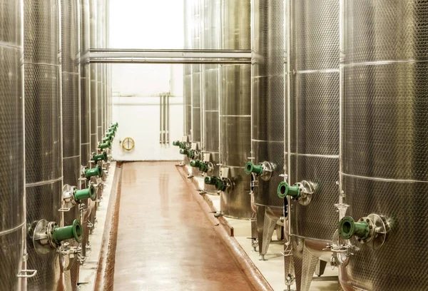 Výroba vína ve velkém měřítku. Snímek z fermentačních nádob uvnitř vinařské továrny. — Stock fotografie