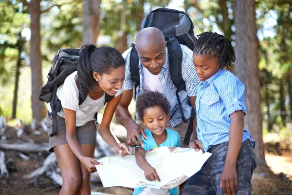 다음은 어느 쪽이지 ?. 함께 등산을 하면서 지도를 보고 있는 행복 한 아프리카 가족. — 스톡 사진