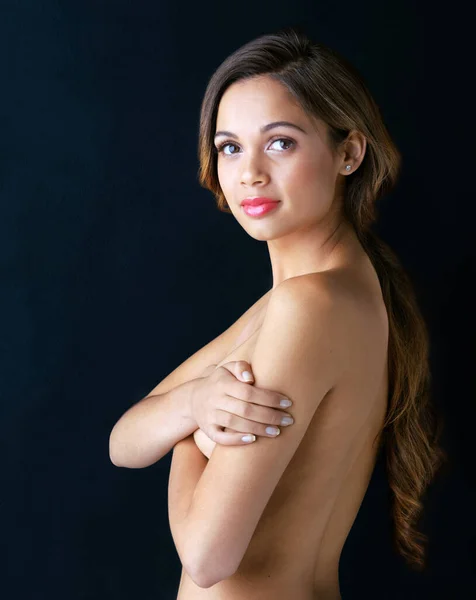 Ik ruilde... voor een zachtere, stralender huid. Shot van een mooie jonge vrouw poseren topless terwijl het bedekken van haar borst. — Stockfoto