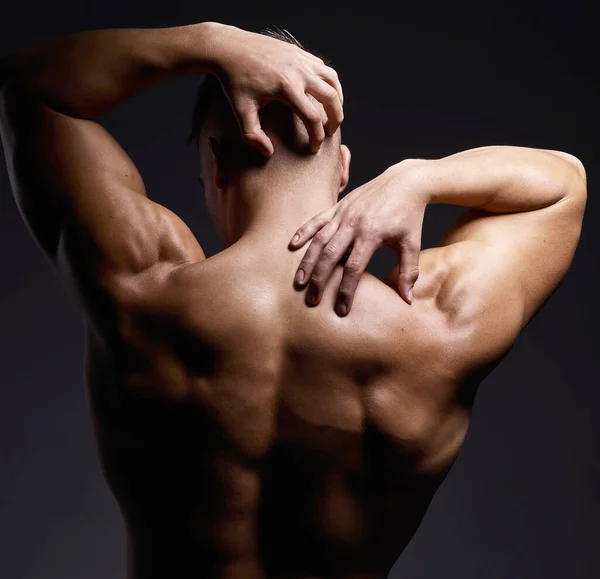 Fai il lavoro, il muscolo seguira '. Girato di un giovane muscoloso in posa su uno sfondo nero. — Foto Stock
