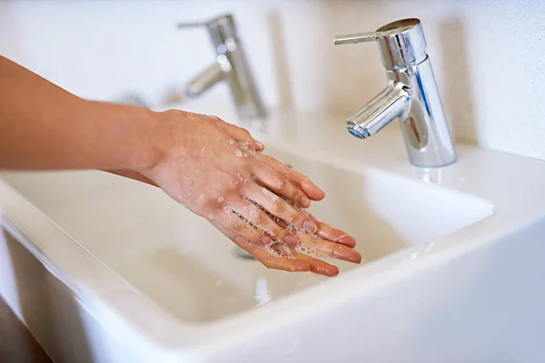 Pozbywam się zarazków. Ujęcie młodej kobiety myjącej ręce w łazience.. — Zdjęcie stockowe