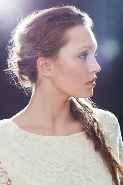 Shes bekam Promi-Stil. Eine junge elegante Frau posiert in einem Studio. — Stockfoto