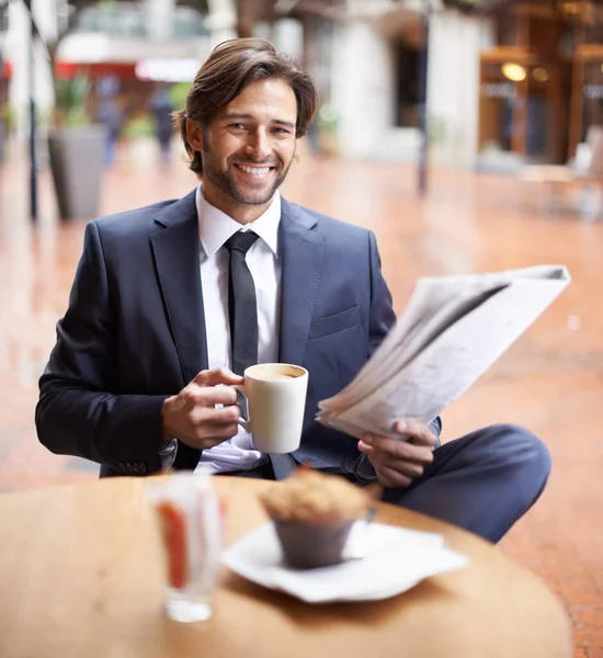 Some time to myself in the midst of a busy day. A businessman having a coffee break while reading the news. — Stock Photo, Image