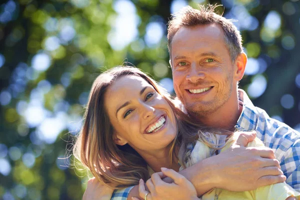 Mostrando su amor. Retrato de una pareja cariñosa afuera en el sol de verano. —  Fotos de Stock